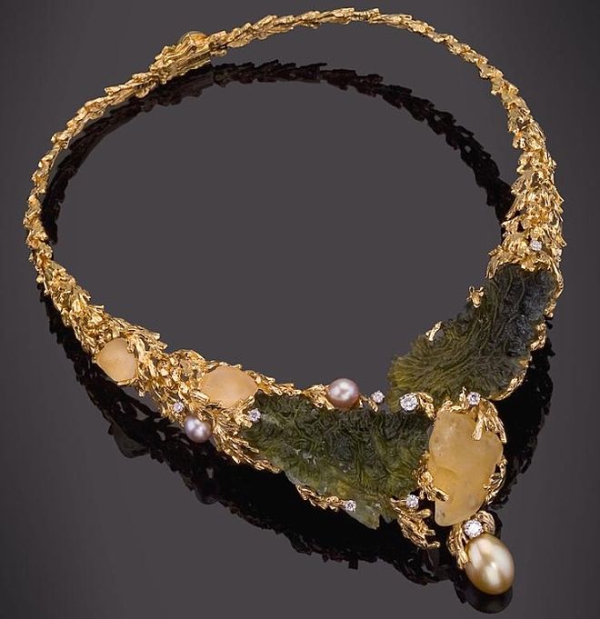 Naszyjnik z mołdawitem, diamentami, perłami i złotem. Magiczna biżuteria z meteorytem od Gilberta Alberta