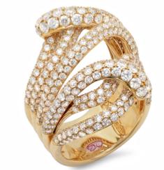 Ciara w złotym pierścionku z diamentami. Kolekcja Demarco