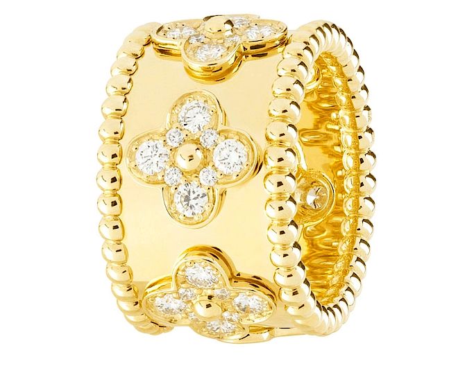 Pierścień Van Cleef & Arpels z „koniczyną” w żółtym złocie z diamentami. Złote koraliki Van Cleef & Arpels 