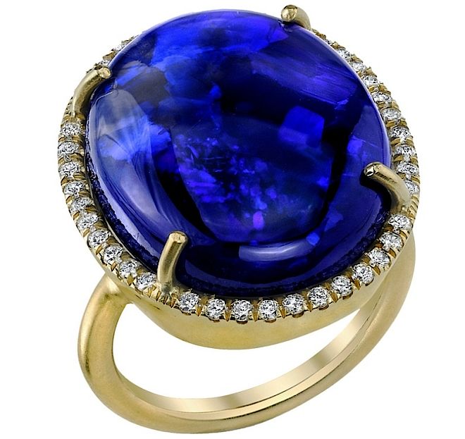 Pierścionek z opalem Irene Neuwirth. Niebieska biżuteria hitem lata