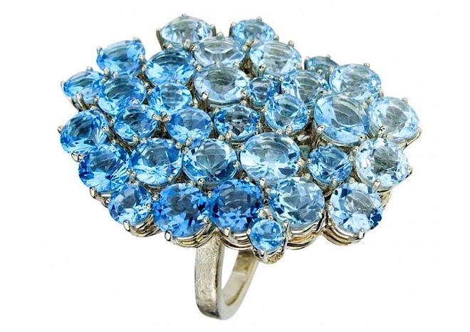 Pierścionek z topazami H.Ring. Niebieska biżuteria hitem lata