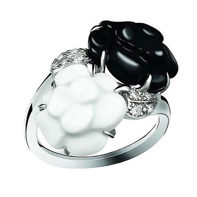 Pierścień z agatem Camelia Sculpte od Chanel. Gwiazdy noszą zegarki i biżuterię Chanel 