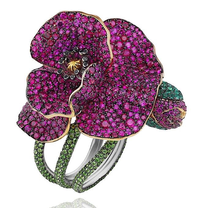 Pierścień Kwiat maku – platyna, rubiny, tsavoryty, szmaragdy, kolorowe diamenty. Chopard: biżuteria na festiwal w Cannes