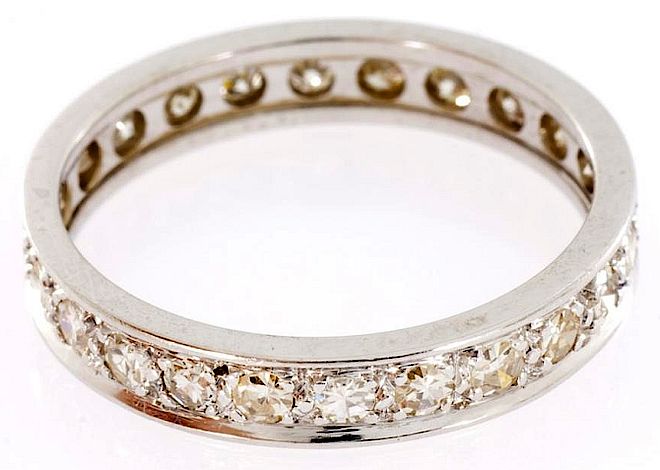 Obrączka z białego złota z brylantami - nr aukcji 669. Pomysł na ślub: eternity ring