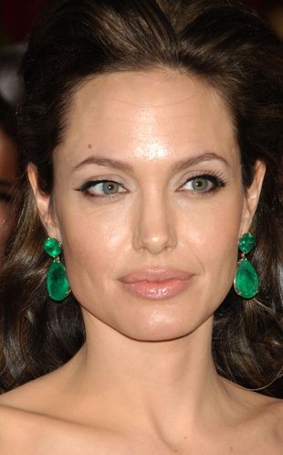 Angelina Jolie w szmaragdowych kolczykach. Biżuteria gwiazd: Angelina Jolie