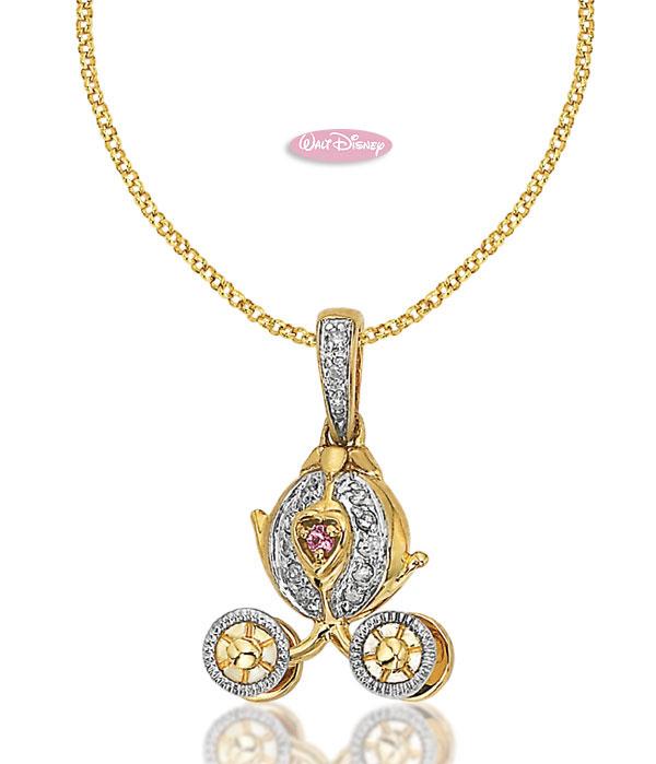 Złoty naszyjnik w kształcie karety z diamentami i różowym szafirem