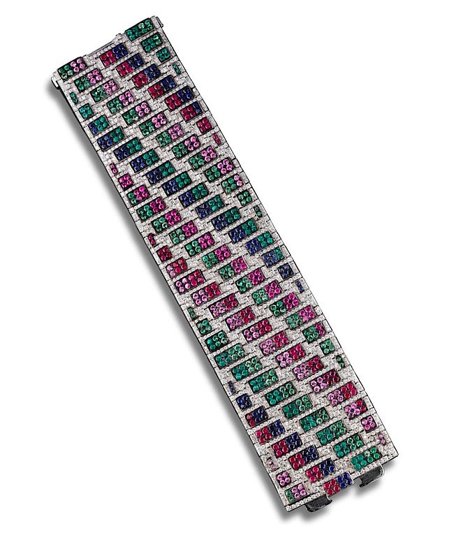 Bransoletka Ong ze szmaragdami, białymi diamentami i różowymi i niebieskimi szafirami. Biżuteria z Hong Kongu Masterpiece London