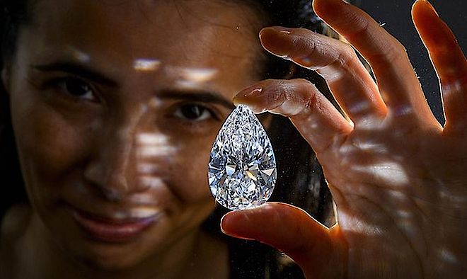 102-karatowy diament sprzedany na aukcji Christie. Dwa rekordy pobite na aukcji Christie!