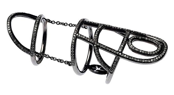 Pierścień Nikos Koulis w rodowanym na czarno złocie, wysadzany białymi diamentami. Gorący trend w biżuterii: niezwykłe pierścionki