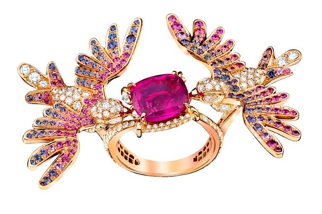Pierścionek między palce Van Cleef & Arpels: różowe i niebieskie szafiry, diamenty. Gorący trend w biżuterii: niezwykłe pierścionki