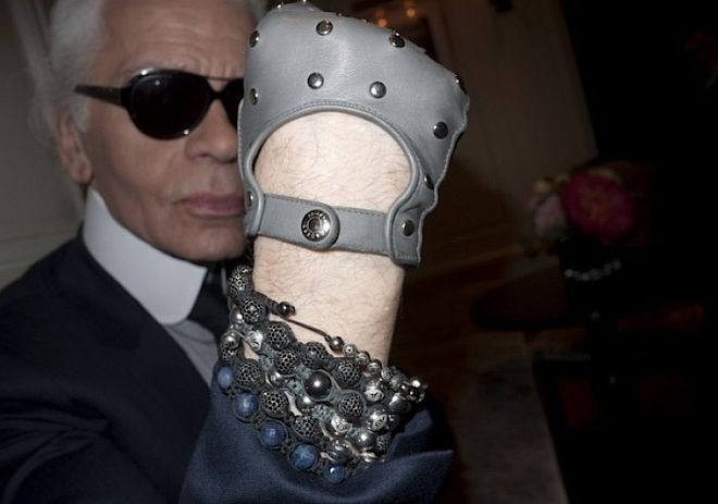 Karl Lagerfeld w bransoletkach Shamballa. Shamballa wspiera fundację Mandeli 