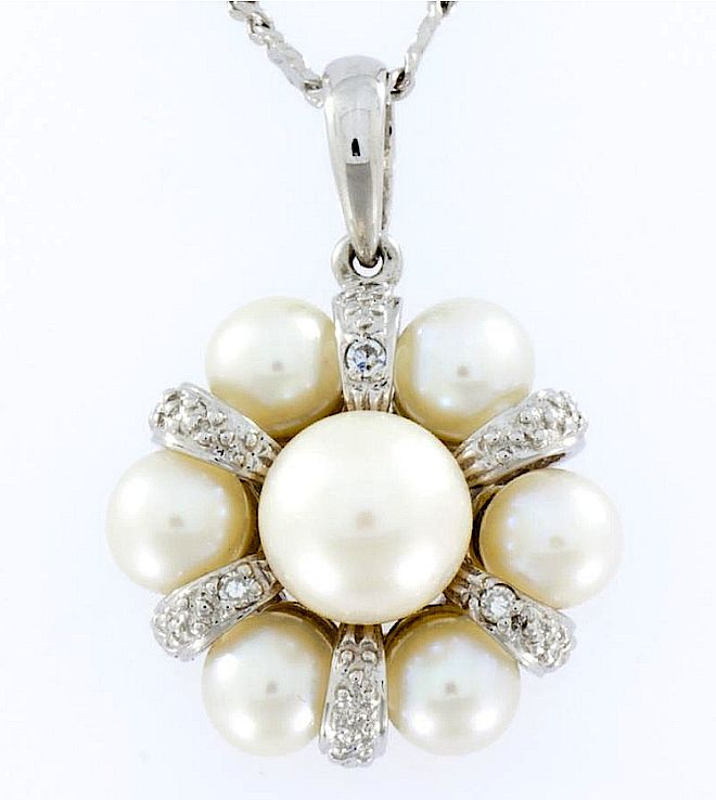 Wisiorek z perłami i brylantami. Perłowa biżuteria ślubna w Galerii BiżuBizarre