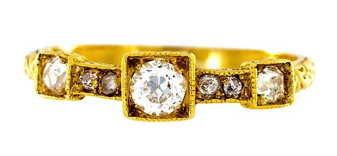 Złoty pierścionek z brylantami. Biżuteria w biurze - jak ją dobrać?