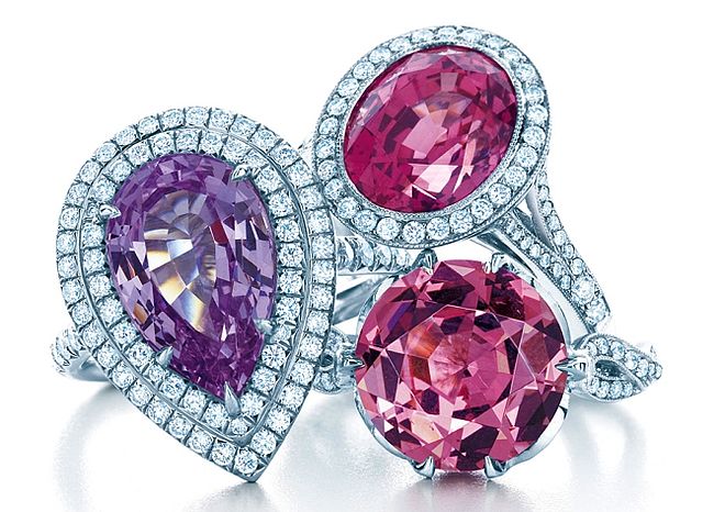  Pierścionki Tiffany & Co w platynie z diamentami, po lewej fioletowy spinel, w środku owalny różowy szafir, po prawej okrągły różowy spinel
