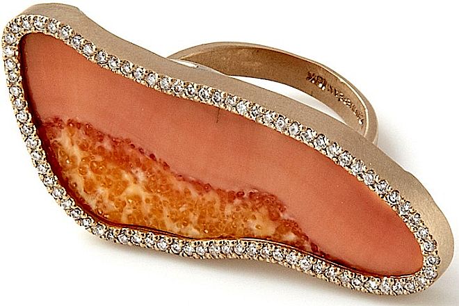  Pierścień Monique Pean ze skamieniałą skorupą ostrygi. Trendy w biżuterii 2014. Zobacz, co będzie modne