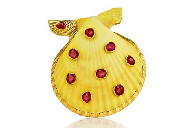 Brosza w kształcie muszli z rubinami i złotem. Biżuteria Verdura: pocztówki z wakacji