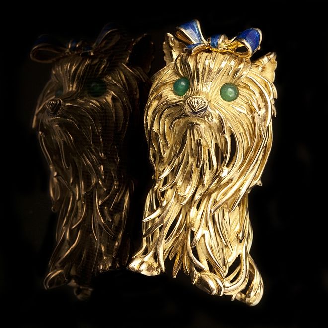 Brosza w kształcie Yorka zdobiona chryzoprazami i emalią. Zwierzęce nowości w Galerii BiżuBizarre