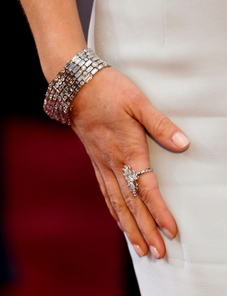 Diamentowa bizuteria Tiffany & Co., dodała surowej sukni projektu Toma Forda elegancji, a Reese Witherspoon kobiecości.
