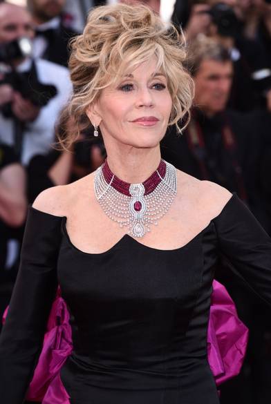 Jane Fonda w naszyjniku Reine Makeda de Cartier zdobionym diamentami, rubinami i 15,29-karatowym rubinem z Mozambiku, marki Cartier