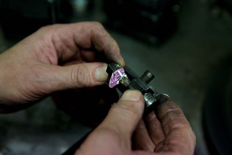 6 Wyjątkowość rekordowego różowego diamentu sprzedanego w Sotheby's w Hongkongu, polega na tym, że jest on wewnętrznie bez skazy, co zdarza się niezwykle rzadko wśród różowych diamentów