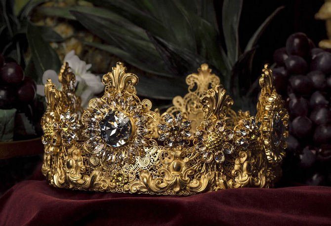 Dolce-Gabbana-Exclusive-Crown-2